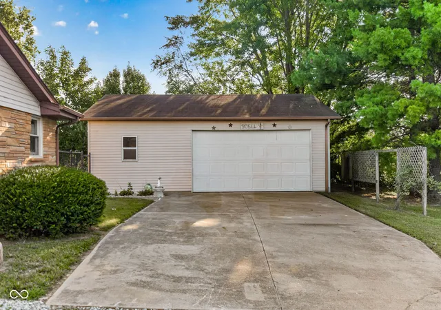 Photo 3 of Single family home for sale at 2150 N Bilbrey Ln, Anderson, IN 46011 | MLS# 22125444 | Listing updated on 2026-09-23