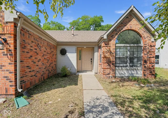 Photo 2 of Single family home for sale at 1102 Winding Hart Dr, Indianapolis, IN 46229 | MLS# 22125452 | Listing updated on 2026-09-11