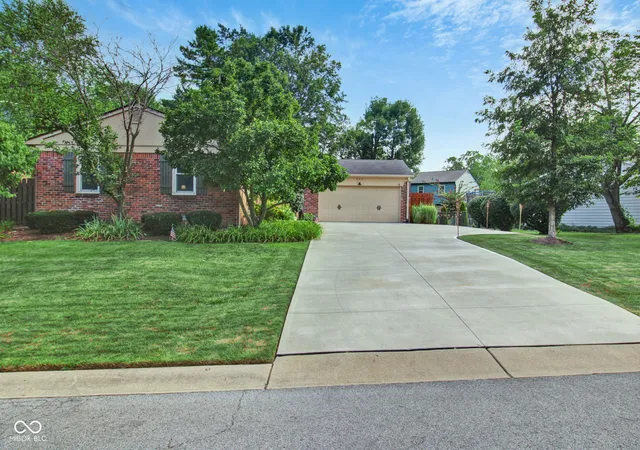 Photo 2 of Single family home for sale at 820 Hickory Way, Noblesville, IN 46062 | MLS# 22125471 | Listing updated on 2026-10-07