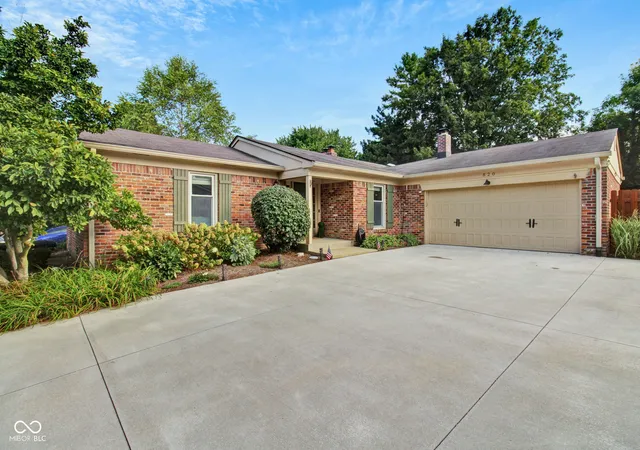 Photo 3 of Single family home for sale at 820 Hickory Way, Noblesville, IN 46062 | MLS# 22125471 | Listing updated on 2026-10-07