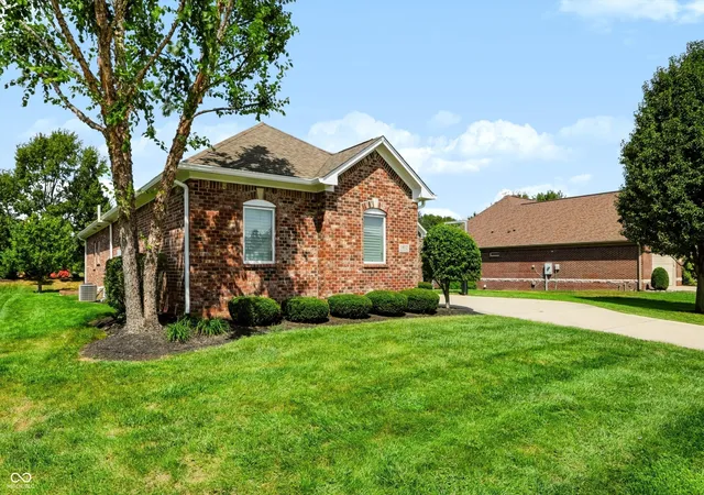 Photo 4 of Single family home for sale at 1812 Golden Fld Dr, Greenwood, IN 46143 | MLS# 22125485 | Listing updated on 2026-09-15