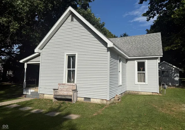 Photo 1 of Single family home for sale at 105 S Walnut St, Roachdale, IN 46172 | MLS# 22125564 | Listing updated on 2026-10-09