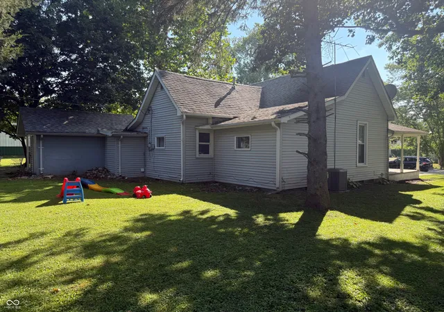 Photo 2 of Single family home for sale at 105 S Walnut St, Roachdale, IN 46172 | MLS# 22125564 | Listing updated on 2026-10-09