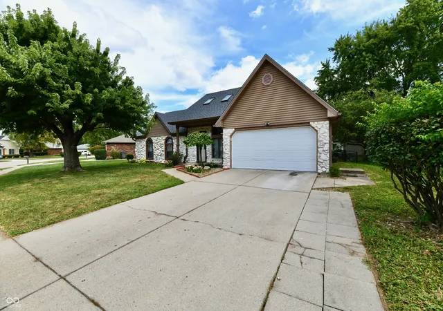 Photo 2 of Sale Pending at 8919 Country Walk Dr, Indianapolis, IN 46227 | MLS# 22125587 | Listing updated on 2026-10-06