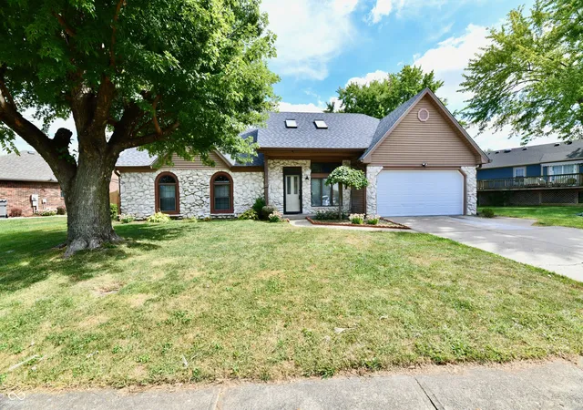 Photo 3 of Sale Pending at 8919 Country Walk Dr, Indianapolis, IN 46227 | MLS# 22125587 | Listing updated on 2026-10-06
