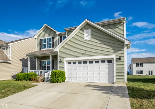 Photo 2 of Single family home for sale at 828 Blue Ash Trl, Greenwood, IN 46143 | MLS# 22125593 | Listing updated on 2026-09-11
