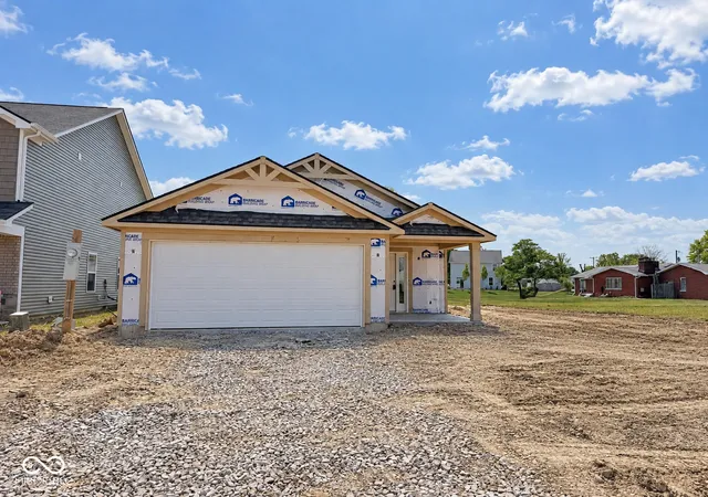Photo 1 of Single family home for sale at 1043 Stratford Ln, Shelbyville, IN 46176 | MLS# 22125625 | Listing updated on 2026-09-11