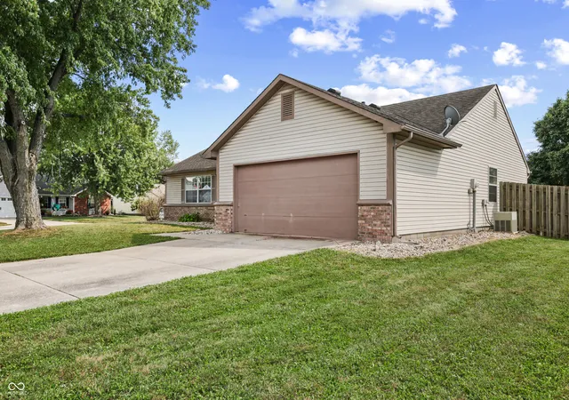 Photo 3 of Single family home for sale at 6039 Janel Cir, Indianapolis, IN 46237 | MLS# 22125639 | Listing updated on 2026-09-14