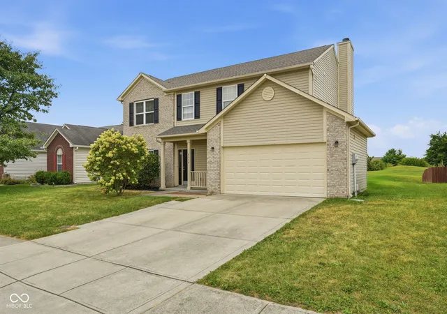 Photo 2 of Single family home for sale at 5320 Sandwood Dr, Indianapolis, IN 46235 | MLS# 22125655 | Listing updated on 2026-09-14