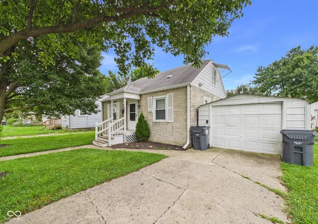 Photo 2 of Single family home for sale at 327 Edgemound Dr, Anderson, IN 46013 | MLS# 22125672 | Listing updated on 2026-09-25