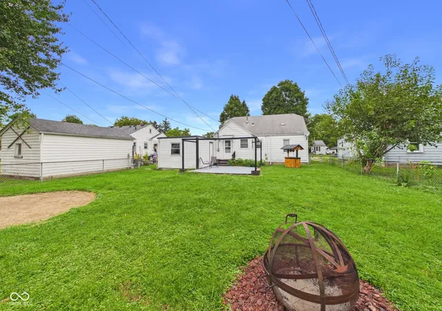 Photo 3 of Single family home for sale at 327 Edgemound Dr, Anderson, IN 46013 | MLS# 22125672 | Listing updated on 2026-09-25
