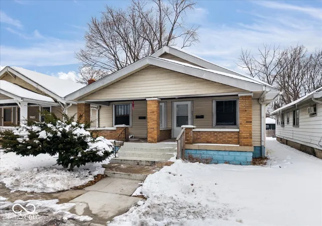Photo 3 of Sale Pending at 3711 Boulevard Pl, Indianapolis, IN 46208 | MLS# 22125713 | Listing updated on 2026-09-21