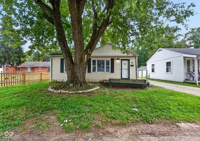Photo 2 of Single family home for sale at 321 E 39th Street, Anderson, IN 46013 | MLS# 22125715 | Listing updated on 2026-09-25