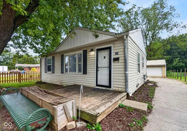 Photo 3 of Single family home for sale at 321 E 39th Street, Anderson, IN 46013 | MLS# 22125715 | Listing updated on 2026-09-25