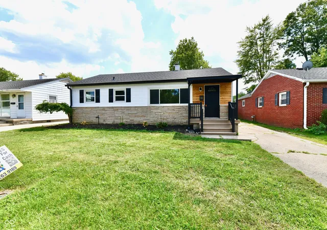 Photo 3 of Single family home for sale at 129 E Mckenzie Rd, Greenfield, IN 46140 | MLS# 22125719 | Listing updated on 2026-09-28