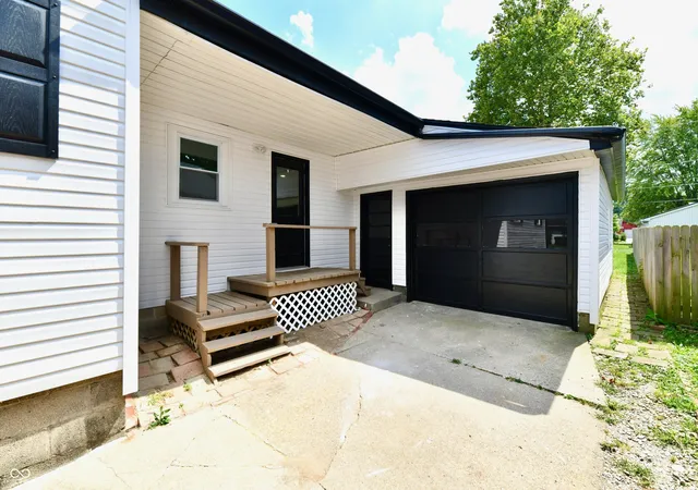 Photo 4 of Single family home for sale at 129 E Mckenzie Rd, Greenfield, IN 46140 | MLS# 22125719 | Listing updated on 2026-09-28