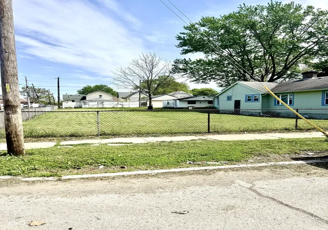 Photo 4 of House for sale at 1221 Lee St, Indianapolis, IN 46221 | MLS# 22125729 | Listing updated on 2026-09-13