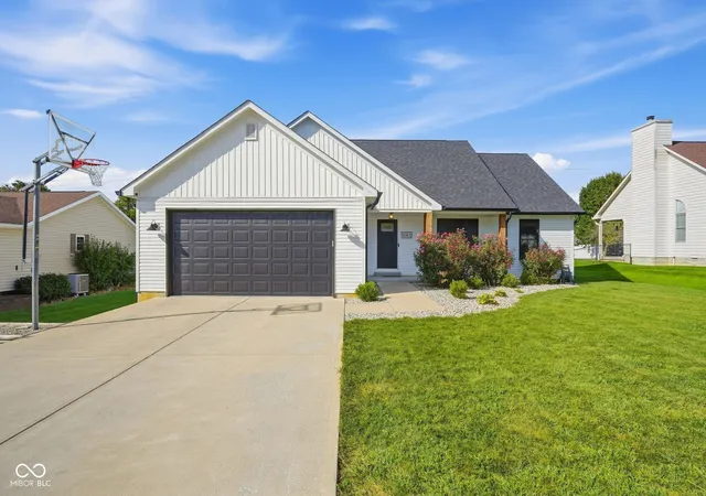 Photo 1 of Single family home for sale at 1043 Shadowlawn Ave, Greencastle, IN 46135 | MLS# 22125753 | Listing updated on 2026-09-15
