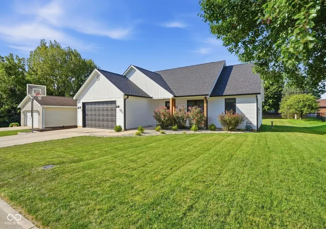 Photo 2 of Single family home for sale at 1043 Shadowlawn Ave, Greencastle, IN 46135 | MLS# 22125753 | Listing updated on 2026-09-15