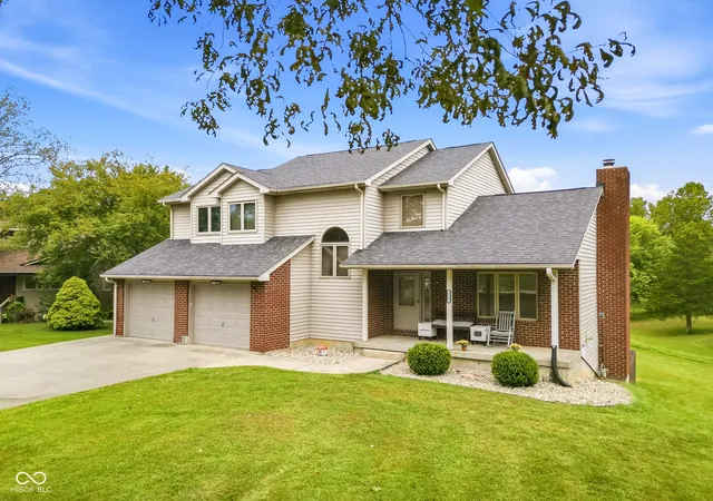 Photo 3 of Sale Pending at 523 Kinney Ln, Columbus, IN 47201 | MLS# 22125760 | Listing updated on 2026-09-22