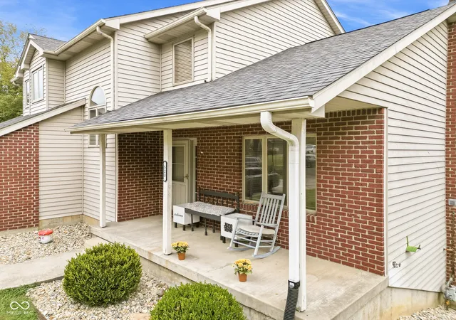 Photo 4 of Sale Pending at 523 Kinney Ln, Columbus, IN 47201 | MLS# 22125760 | Listing updated on 2026-09-22