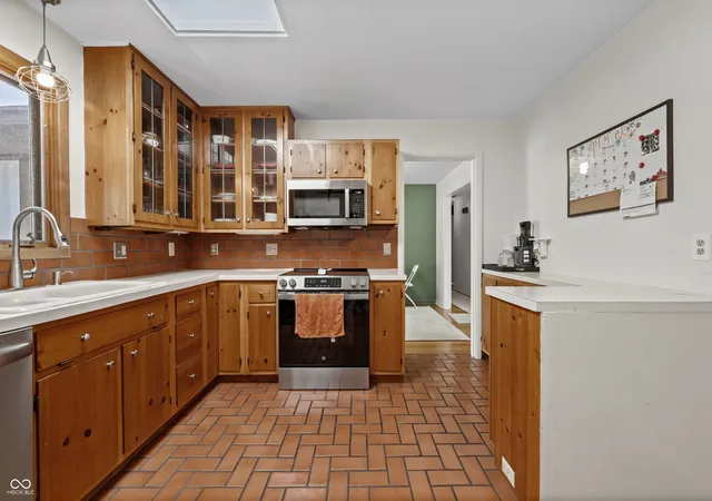 Photo 2 of Sale Pending at 1610 Southview Dr, Indianapolis, IN 46227 | MLS# 22125805 | Listing updated on 2026-10-13