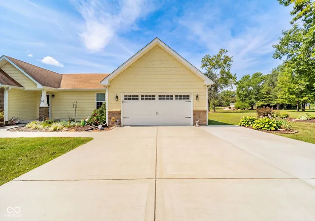 Photo 2 of Sale Pending at 45 S Country Clb Ct, Crawfordsville, IN 47933 | MLS# 22125817 | Listing updated on 2026-09-15