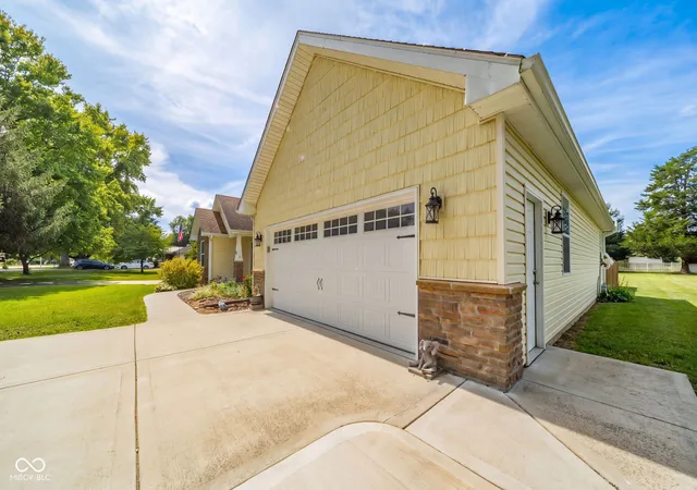 Photo 3 of Sale Pending at 45 S Country Clb Ct, Crawfordsville, IN 47933 | MLS# 22125817 | Listing updated on 2026-09-15