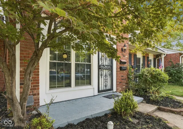 Photo 3 of Sale Pending at 727 Southfield Ct, Indianapolis, IN 46227 | MLS# 22125821 | Listing updated on 2026-09-23