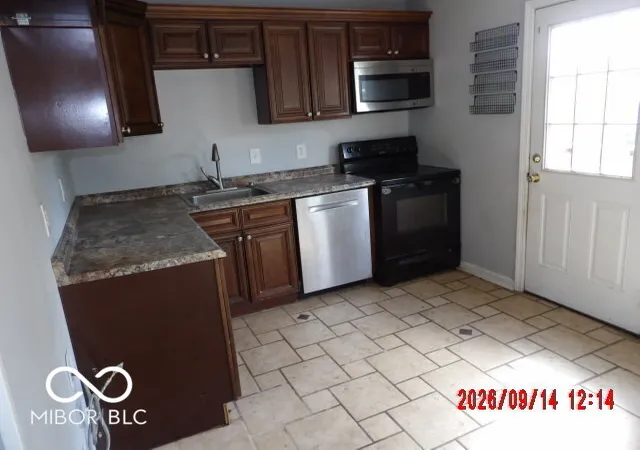 Photo 4 of Single family home for sale at 585 Northgate Dr, Greenwood, IN 46143 | MLS# 22125903 | Listing updated on 2026-09-14