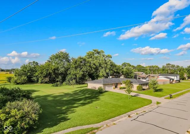 Photo 2 of Single family home for sale at 4860 Woodcrest Dr, Columbus, IN 47203 | MLS# 22125924 | Listing updated on 2026-09-14