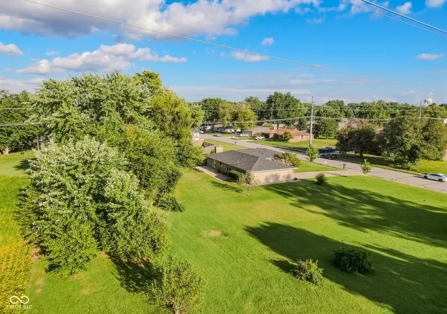 Photo 3 of Single family home for sale at 4860 Woodcrest Dr, Columbus, IN 47203 | MLS# 22125924 | Listing updated on 2026-09-14