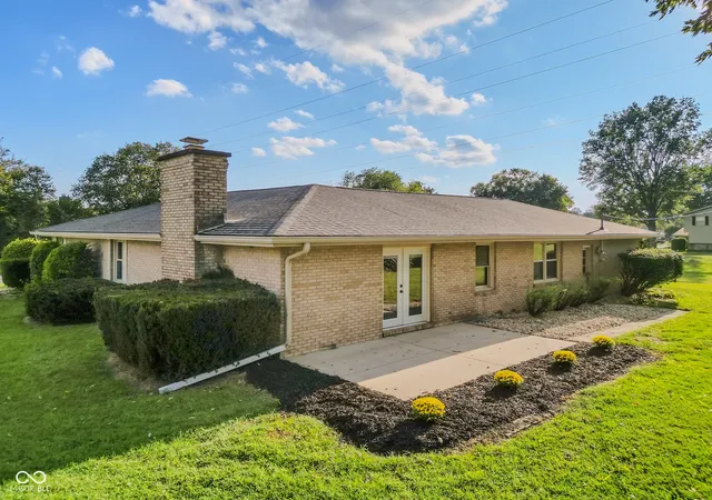 Photo 3 of Single family home for sale at 4860 Woodcrest Dr, Columbus, IN 47203 | MLS# 22125924 | Listing updated on 2026-09-14