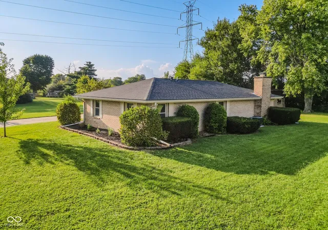 Photo 4 of Single family home for sale at 4860 Woodcrest Dr, Columbus, IN 47203 | MLS# 22125924 | Listing updated on 2026-09-14