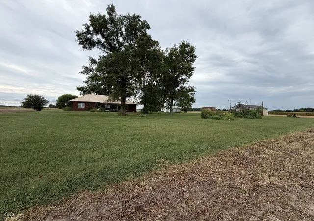 Photo 3 of Single family home for sale at 674 W 1300 South, Clinton, IN 47842 | MLS# 22126012 | Listing updated on 2026-09-14