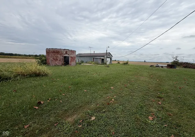 Photo 4 of Single family home for sale at 674 W 1300 South, Clinton, IN 47842 | MLS# 22126012 | Listing updated on 2026-09-14