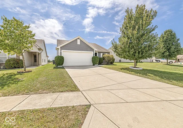 Photo 2 of Single family home for sale at 6547 Emerald Ridge Ct, Indianapolis, IN 46221 | MLS# 22126137 | Listing updated on 2026-09-28