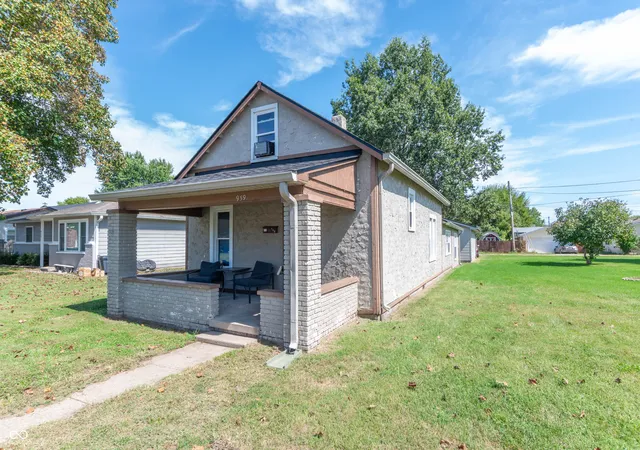 Photo 2 of Single family home for sale at 959 S Lincoln St, Martinsville, IN 46151 | MLS# 22126142 | Listing updated on 2026-09-15
