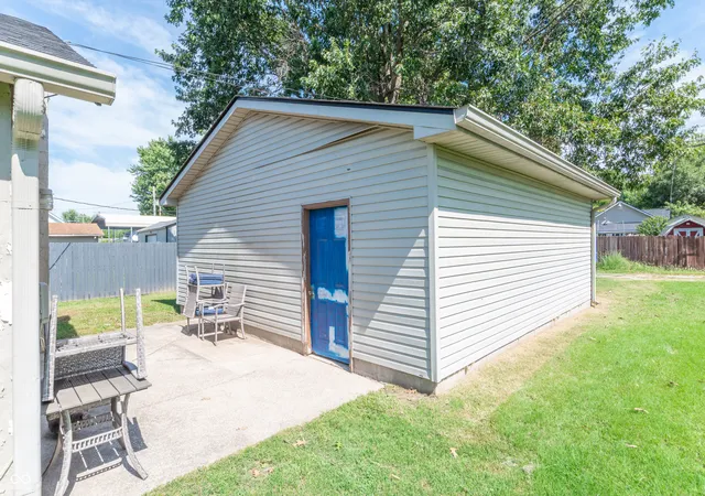 Photo 3 of Single family home for sale at 959 S Lincoln St, Martinsville, IN 46151 | MLS# 22126142 | Listing updated on 2026-09-15