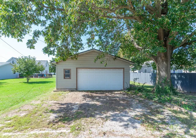 Photo 4 of Single family home for sale at 959 S Lincoln St, Martinsville, IN 46151 | MLS# 22126142 | Listing updated on 2026-09-15