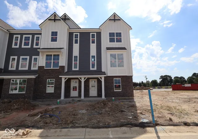 Photo 3 of Single family home for sale at 11191 Hobbsbrook Dr, Noblesville, IN 46060 | MLS# 22126245 | Listing updated on 2026-09-25