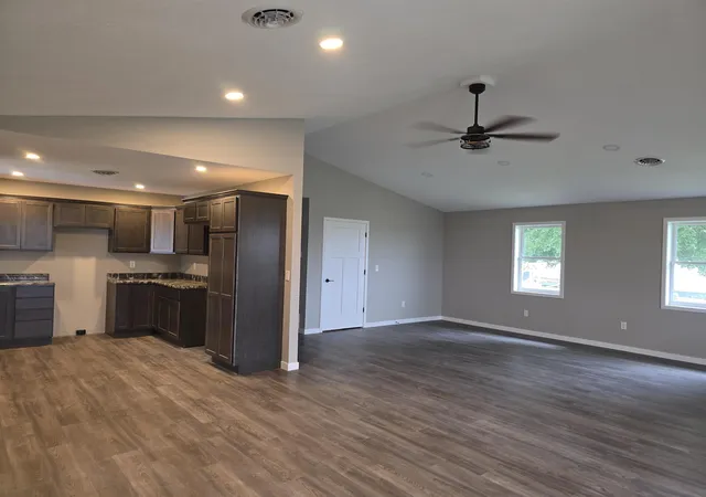 Photo 4 of Sale Pending at 1005 Augusta Rd, Carthage, IL 62321 | MLS# 100539017 | Listing updated on 2026-09-14