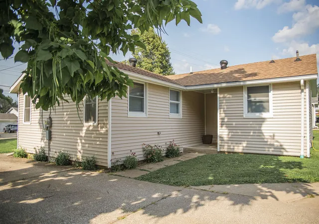 Photo 2 of Sale Pending at 3206 Harrison St, Quincy, IL 62301 | MLS# 100539070 | Listing updated on 2026-09-25