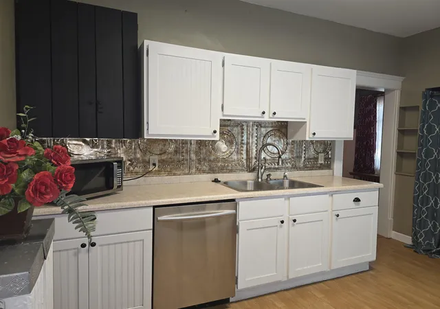 Photo 3 of Single family home for sale at 800 Main St, Carthage, IL 62321 | MLS# 100539079 | Listing updated on 2026-09-10