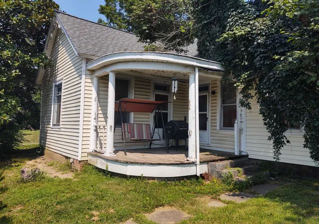 Photo 1 of Single family home for sale at 604 W Vine St, Vienna, IL 62995 | MLS# 100539102 | Listing updated on 2026-09-10