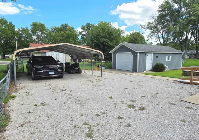 Photo 2 of Single family home for sale at 346 Woodland Dr, Salem, IL 62881 | MLS# 100539106 | Listing updated on 2026-10-07