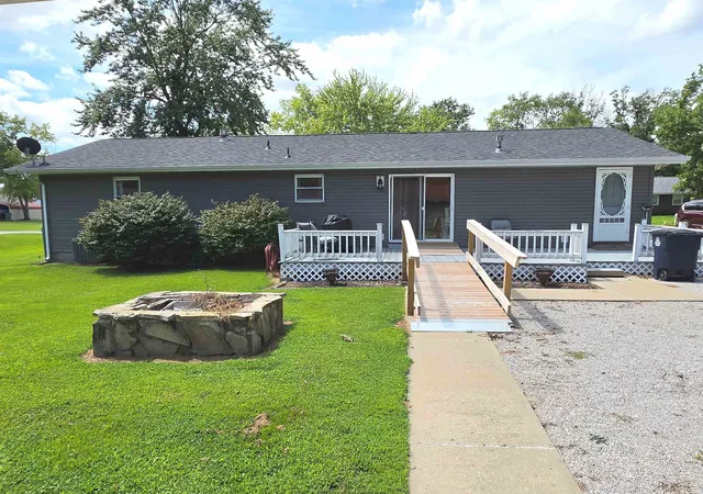 Photo 3 of Single family home for sale at 346 Woodland Dr, Salem, IL 62881 | MLS# 100539106 | Listing updated on 2026-10-07