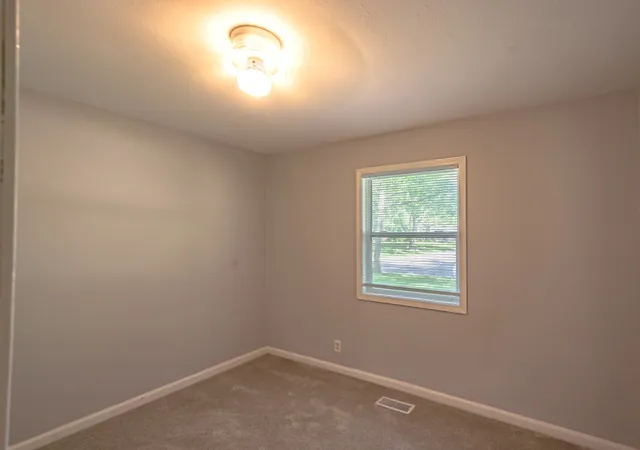 Photo 4 of Single family home for sale at 1607 Williamsburg Dr, Champaign, IL 61821 | MLS# 12572820 | Listing updated on 2026-09-11