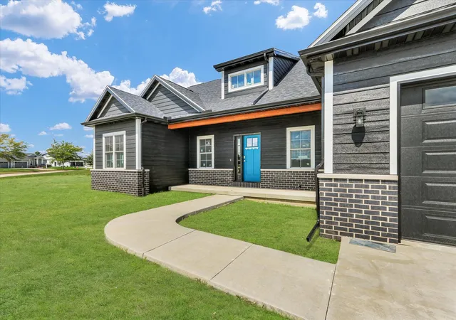Photo 3 of Single family home for sale at 2834 Stone Crk Blvd, Urbana, IL 61802 | MLS# 12581115 | Listing updated on 2026-09-10