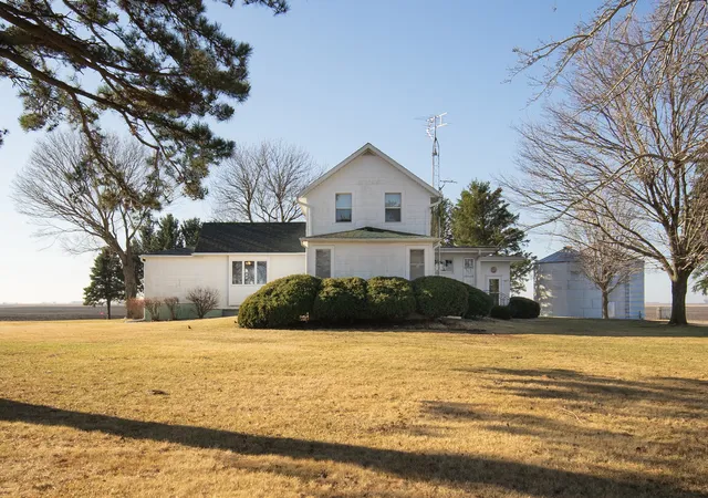 Photo 3 of Single family home for sale at 190 N 20th Road, Peru, IL 61354 | MLS# 12589402 | Listing updated on 2026-09-11